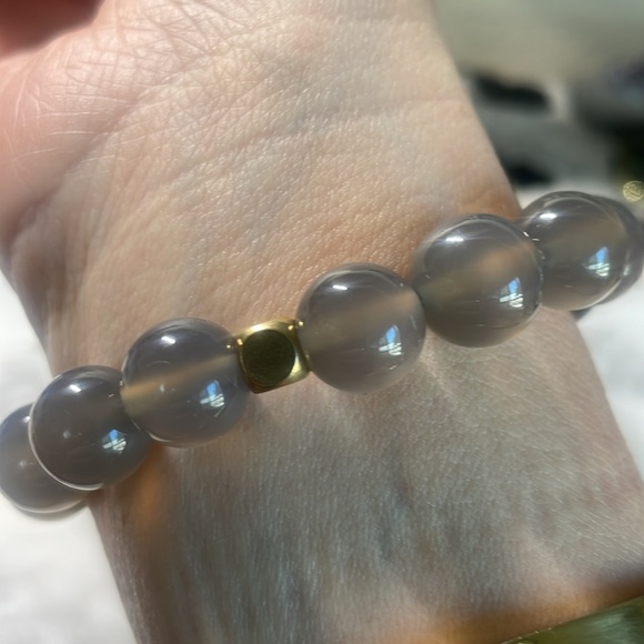 Grey agate with black agate center stone bracelet in size 7” - Picture 4 of 5